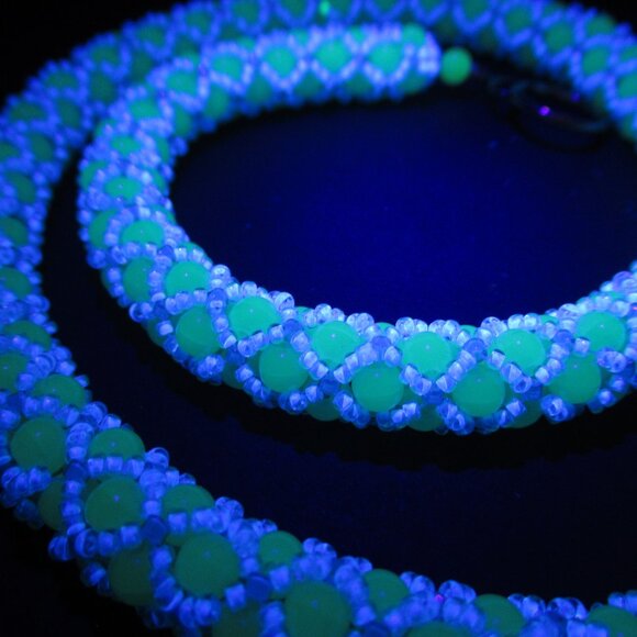 Netted Uranium glass bead necklace - Picture 5 of 12